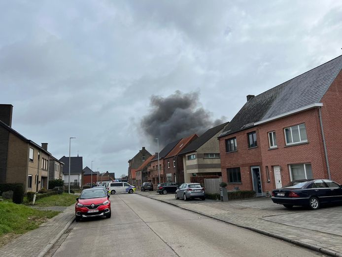 Zware brand in loods land- en tuinbouwmachines in Smetlede.