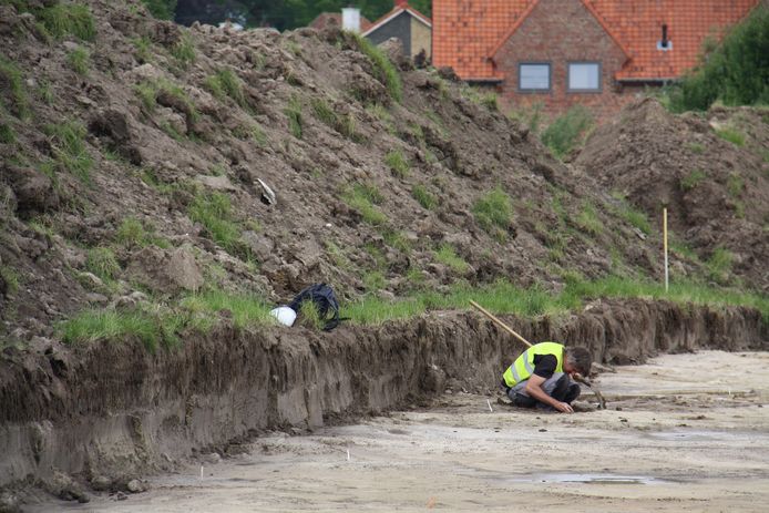 Een van de archeologen aan het werk op de werf van het bouwproject bij de Tuinwijk. Het team zoekt nog verder tot eind augustus.