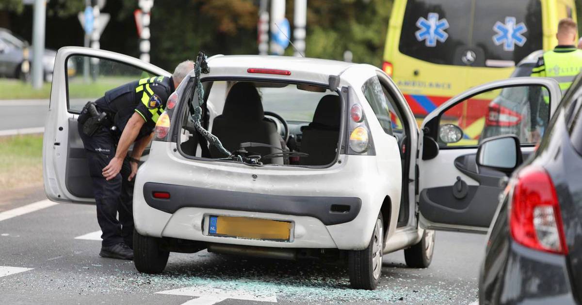 Gewonde en flinke schade bij kopstaartbotsing op N343 tussen Weerselo en Oldenzaal.