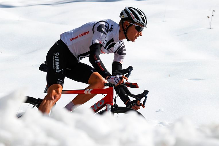 Wilco Kelderman in de sneeuw tijdens de zeventiende etappe van de Giro. Beeld AFP