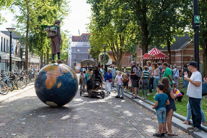 Een rondtrekkende artiest tijdens het Fantastival in 2019.