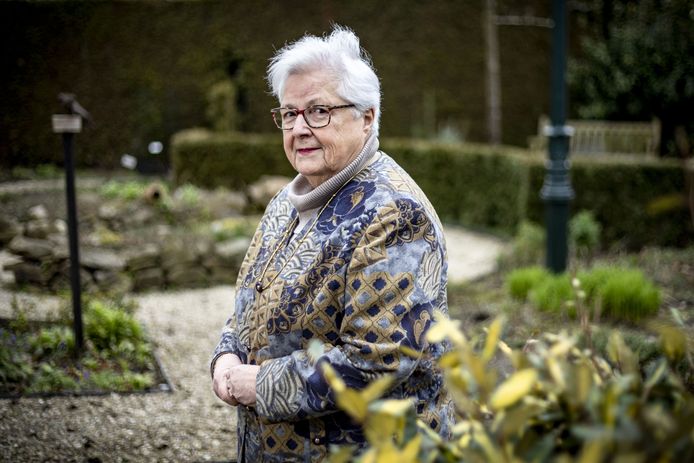 Maaike Schepers, emeritus predikant, in de bijbeltuin achter de kerk van de Protestantse gemeente. Ze heeft de Lonneker Passie in gang heeft gezet.