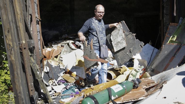 Wrakstukken van MH17 in een schuur bij de rampplek. Beeld epa