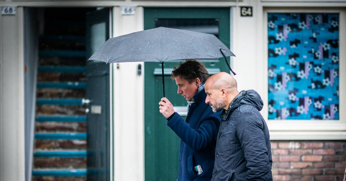 Wie gaat er nog stemmen? Een vrouw rent op pantoffels naar buiten: ‘Burgemeester, het gaat hier acht