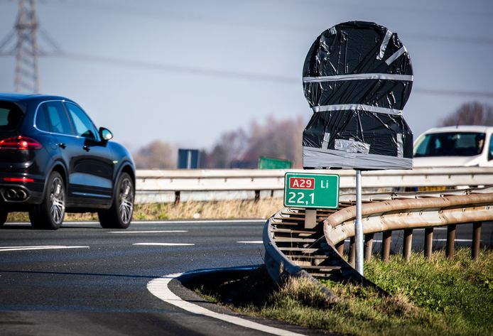 De nieuwe 100 km borden langs de A29 staan nog ingepakt.
