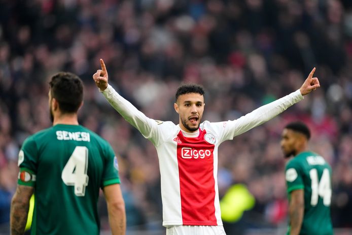 Noussair Mazraoui viert de zege op Feyenoord.