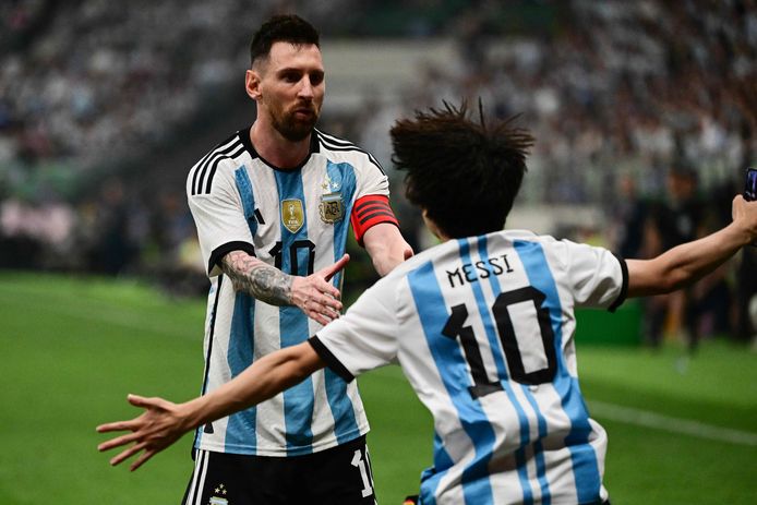 Seorang penggemar Tiongkok berlari ke lapangan untuk bersorak bersama Lionel Messi setelah pertandingan berakhir 1-0.