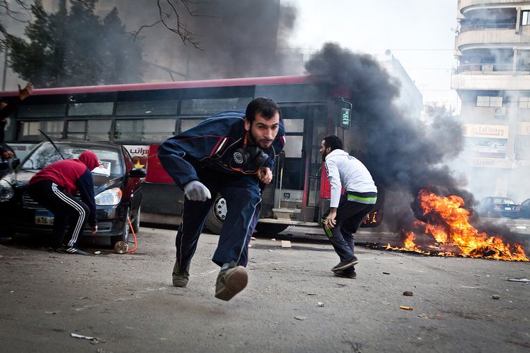 CAÏRO, EGYPTE, 2014. Aanhangers van de afgezette president Mohamed Morsi steken autobanden in brand en gooien stenen naar de politie.  Beeld Virginie Nguyen Hoang/AFP Photo