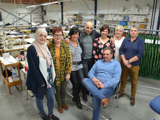 Naaimachine op de kop tikken waarmee kledij van Dries Van Noten werd gemaakt Machines textielbedrijf Cloe worden geveild Ninove hln.be