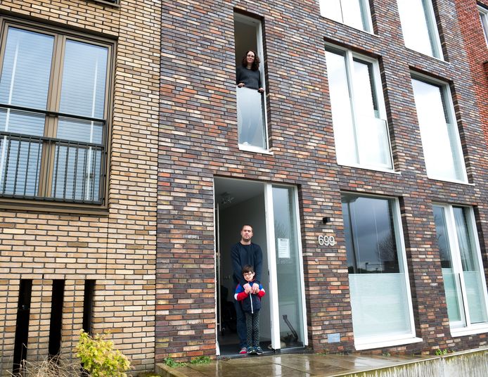 Shirin woonde boven, haar man en haar gehandicapte zoon beneden, toen ze dacht dat ze corona had. Na anderhalve week is duidelijk dat ze een 'gewone’ longontsteking heeft.