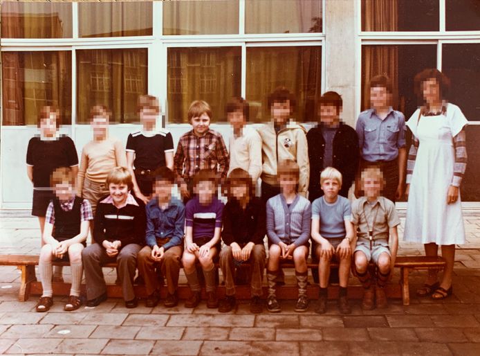 De klasfoto van Jan Van Looveren uit 1977. Links onderaan: Jan, in het midden: klasgenoot Rudolf en rechts onderaan: klasgenoot Bart.