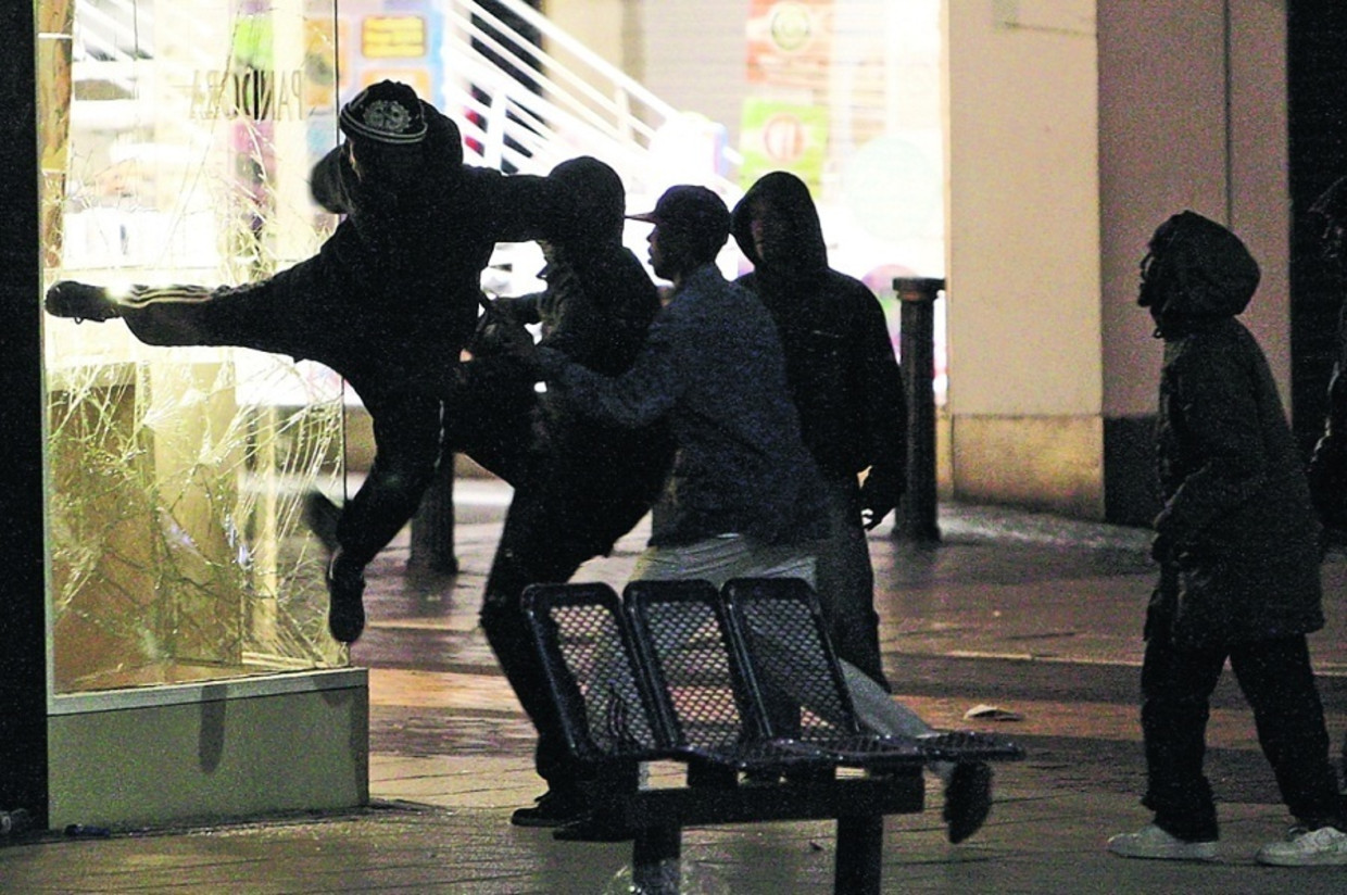 Relschoppers plunderen een juwelier in Birmingham (augustsus 2011). © EPA Beeld 