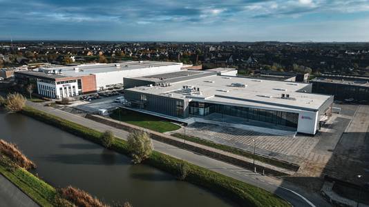 De nieuwe fabriekshal (rechts) naast de bestaande productiehal van Inventum Technologies in Houten.