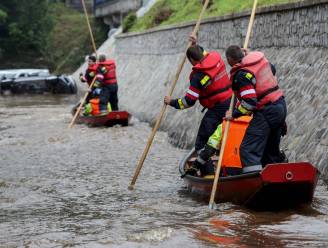 Oostenrijkse brandweerlieden in bootjes redden levens in overstroomd Wallonië: “De mensen vlogen ons om de hals”