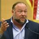 Complotdenker Alex Jones moet nabestaanden schietpartij een miljard dollar betalen