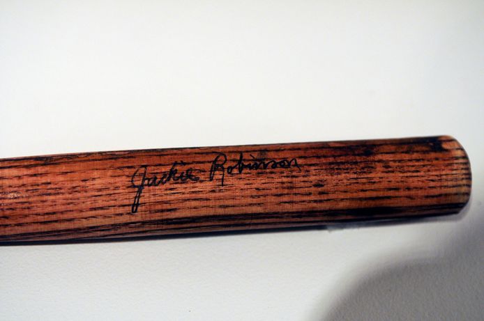 Een door Jackie Robinson gesigneerde honkbalknuppel.