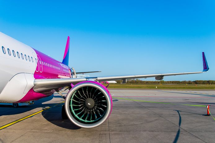 Wizz Air heeft een flink deel van zijn vloot vervangen door schonere/stillere vliegtuigen. De Airbus A321 NEO van de Hongaarse luchtvaartmaatschappij is de vervanger van de A321 CEO. Het nieuwe toestel stoot per vlucht ruim veertig procent minder stikstofmonoxide/stikstofdioxide uit en is veertig procent stiller dan zijn voorganger. Ook gebruikt dit vliegtuig veel minder kerosine.
