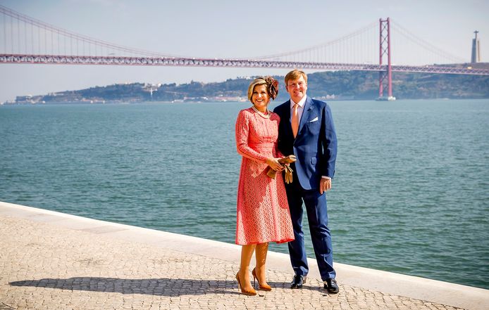 Koning Willem-Alexander en koningin Máxima poseren voor een fotomoment aan de Taag in Lissabon.