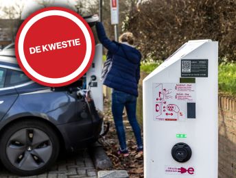 Laadpaal elektrische auto’s uit tijdens piekuren? Lezers woest over voorstel Stedin