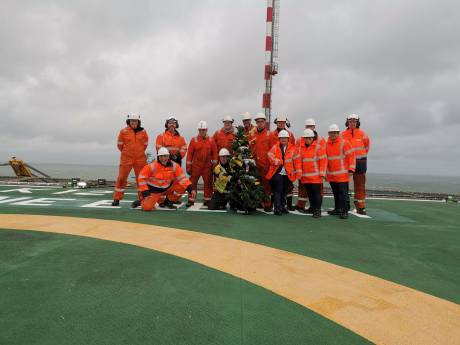 Henk (56) viert kerst met collega’s op zee: ‘We proberen het huiselijk te maken’
