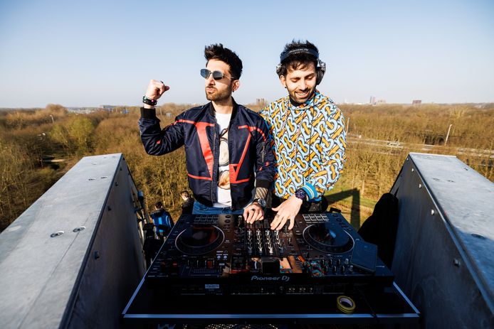 Bovenop de uitkijktoren De Nieuwe Herdgang wordt maandagochtend een videoclip van een dj-optreden opgenomen, van de twee van oorsprong Iraanse broers Armia (links) en Arsham (rechts) Pour.