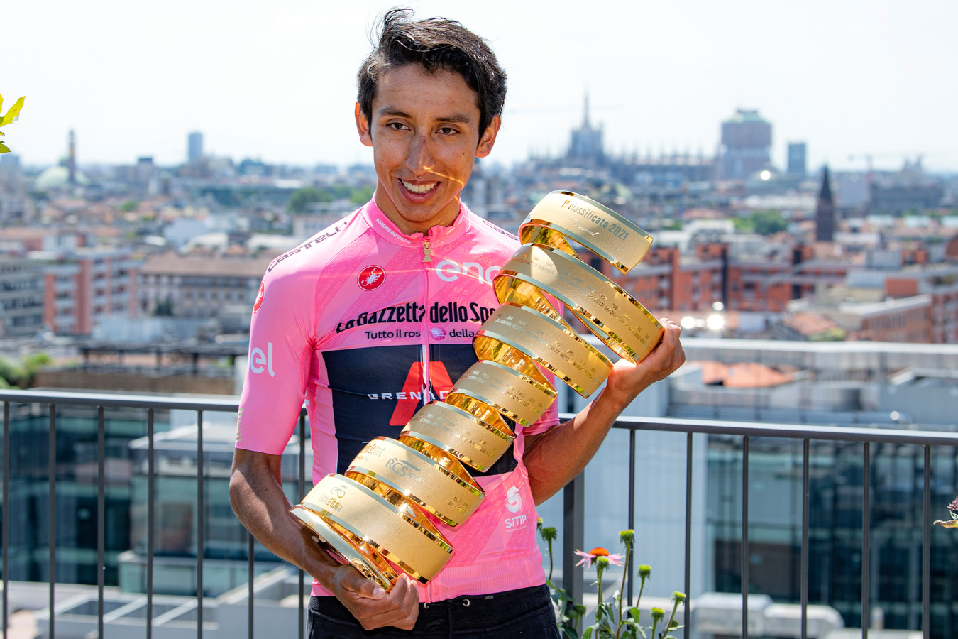 Egan Bernal in de roze trui met de Trofeo Senza Fine als eindwinnaar van de Giro d'Italia.
