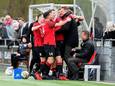 EBOH viert de 1-0 van Wesley Ebbers (vierde van links) met teammanager Alex Zondervan, die vorige week zijn vader verloor.