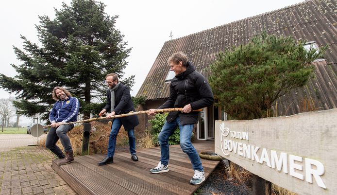 Geen lint doorknippen, maar een tak doorzagen. Zo opende wethouder Gerjan Teselink (midden) samen met en Johan Godschalk (links) van het Naoberfonds de Bovenkamer. Rechts Bram Pape.