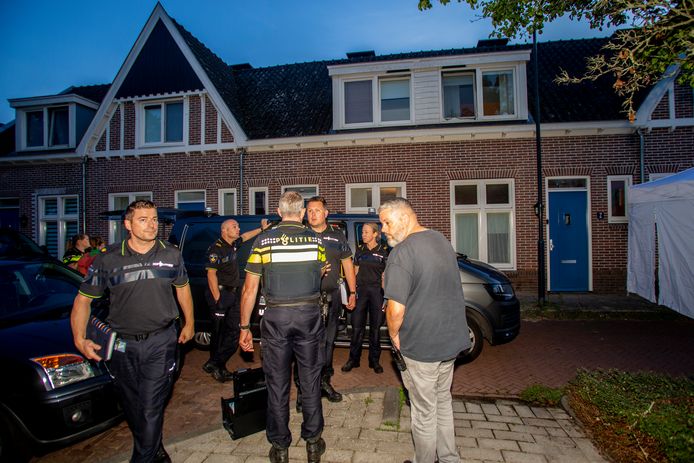 De politie deed zondagavond onderzoek in de woning aan de Hendrik Verschuringstraat in Gorinchem. Daar werden twee doden aangetroffen.