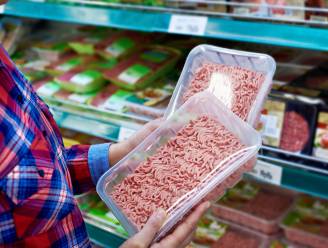 Voedingsbiotechnoloog: "Oorzaak van al dat gesjoemel? De druk om vlees zo goedkoop mogelijk aan te bieden"