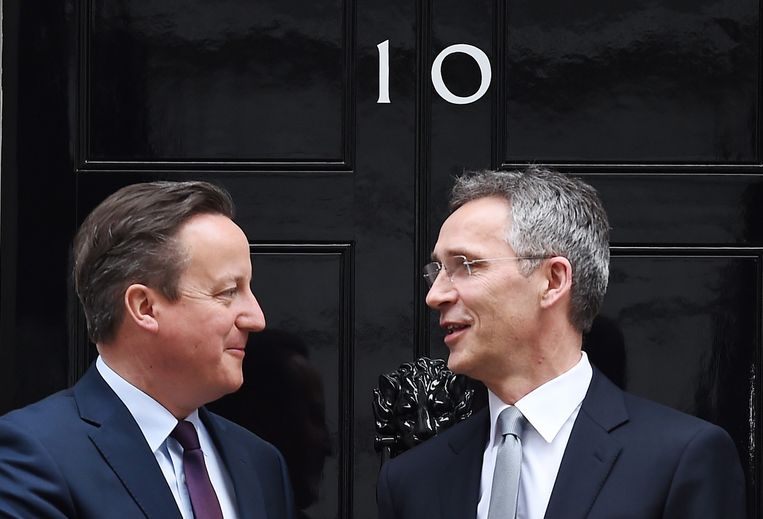 De Britse premier Cameron en Stoltenberg voor 10 Downing Street. Beeld epa