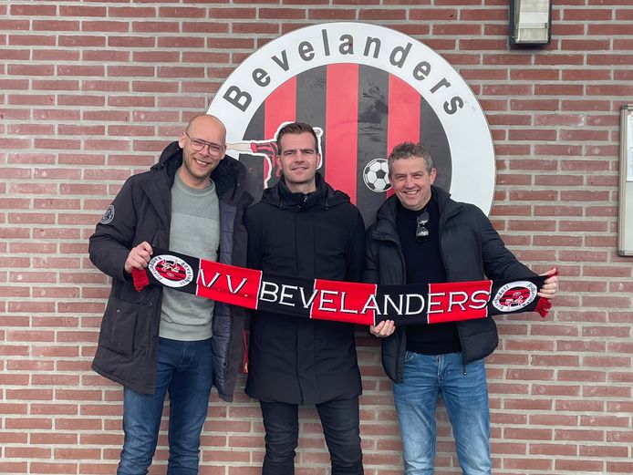 Jeroen Bakx, Mark van der Moere (technische commissie) en Renato Dijkstra bij Bevelanders. Bakx en Dijkstra gaan komend seizoen een trainersduo vormen in Kamperland.