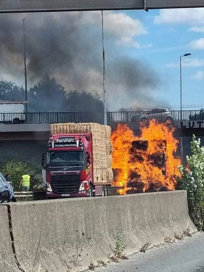 Oplegger van West-Vlaming met tonnen stro vliegt in brand op Noord-Franse snelweg: “Levensgevaarlijke toestanden door een weggegooide sigaret”