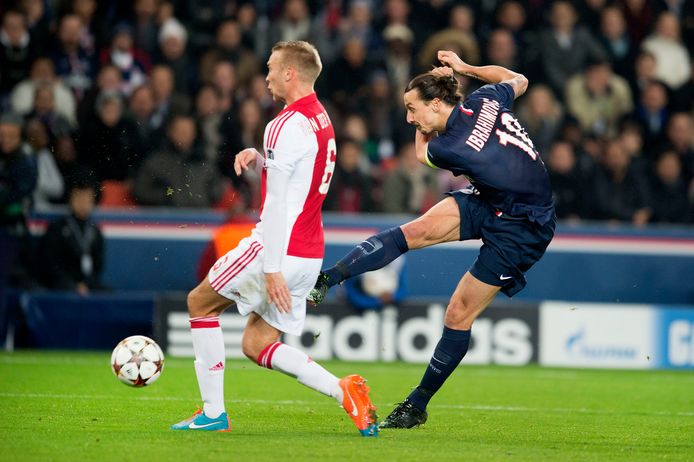 Zlaten schiet PSG op 2-1 tegen Ajax in het Prinsenpark. Links Mike van der Hoorn.