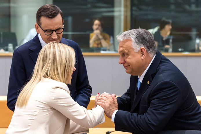 Een ontmoeting tussen premier Victor Orban (Hongarije) en de Italiaanse premier Giorgia Meloni, met op de achtergrond de Poolse premier Mateusz Morawiecki, gisteren in Brussel.