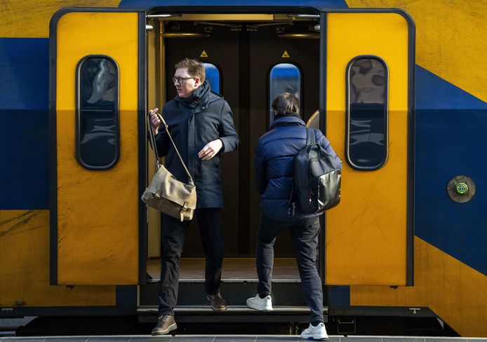 Treinreizigers op station Amsterdam Centraal.