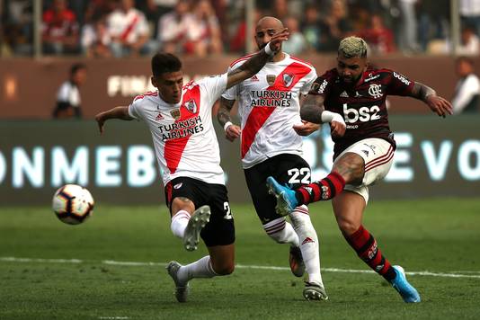 Gabriel Barbosa haalt uit voor zijn tweede goal.
