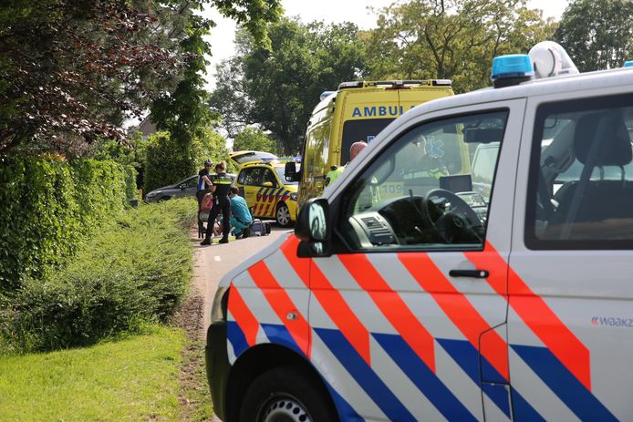 Op de Huijbergseweg in Roosendaal zijn zaterdagmiddag een oudere man en vrouw gewond geraakt.
