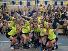 Korfbalstrijd tussen Brabantse gemeentegenoten wordt gewonnen door Rosolo uit Reusel: ‘Kom op meiden, nú moet het gebeuren’