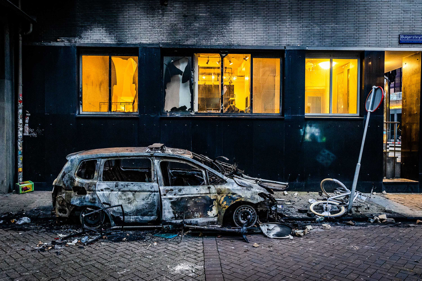 Een uitgebrande politieauto in de zijstraat van de Coolsingel in Rotterdam.
