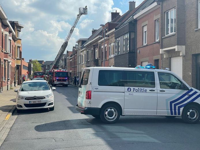 De Wilgenstraat in Roeselare bleef tijdens de bluswerken afgesloten.