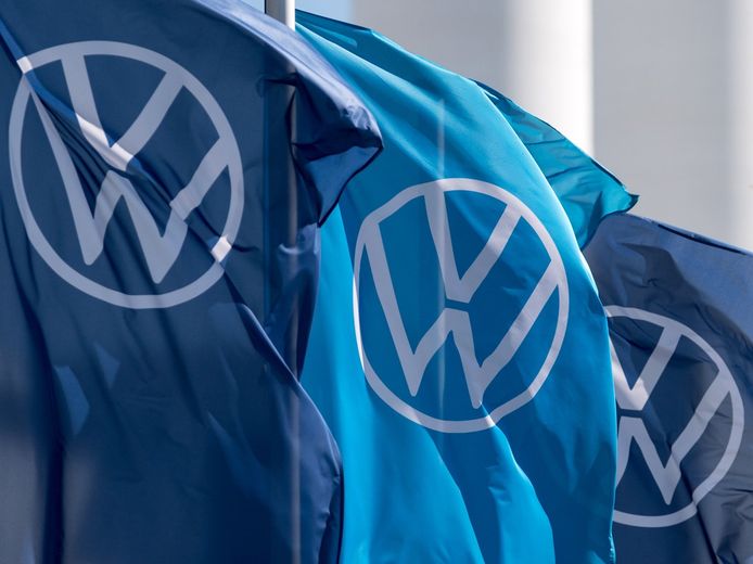 Vlaggen met het VW-logo aan de fabriek in het Duitse Zwickau