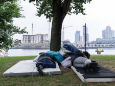 Dakloos met uitzicht op Rotterdamse wolkenkrabbers: ‘Buurtbewoners geven ons eten’