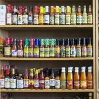 Dit is waarom we een scheutje hete saus in onze koffie moeten gieten