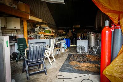 Groot drugslab ontdekt in Middelbeers, politie valt binnen vanwege hoog stroomgebruik
