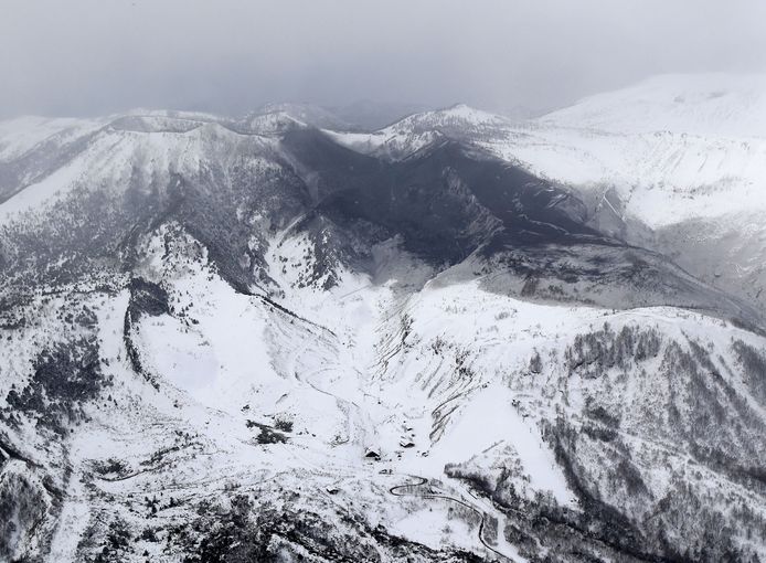 In een Japans ski-gebied, ten noordwesten van Tokio, is vanochtend vroeg de vulkaan Kusatsu-Shirane uitgebarsten.