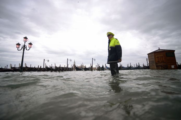 Venetië staat al dagenlang onder water door hevige regenval en een extreem hoog waterpeil. De Italiaanse regering riep gisteren de noodtoestand al uit.