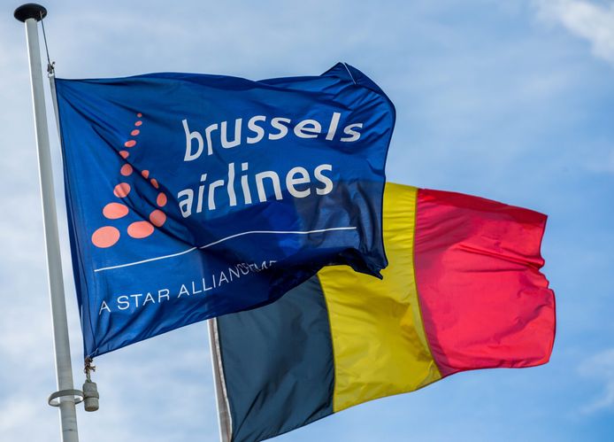 Een vlag van Brussels Airlines met daarachter de Belgische vlag.