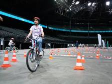 KIJK. Driehonderd Antwerpse leerlingen fietsen in een leeg Sportpaleis 