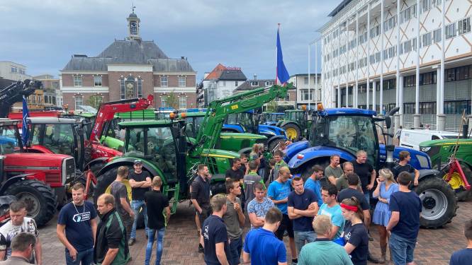 Boze boeren trekken strontkar open in Apeldoorn en steken bij gemeente strobalen in de fik
